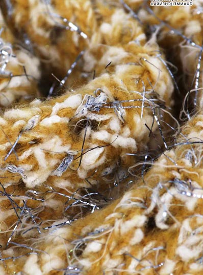 1/1, 5 NM 24% Polyester 10% Fil métallique 3% Élasthanne 38% Acrylique 25% Nylon