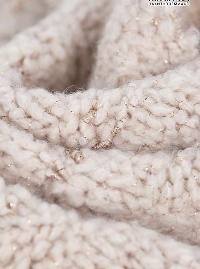 4.2 NM 73% Polyester 14% akryl 10% Guld sølv silke 3% elastan